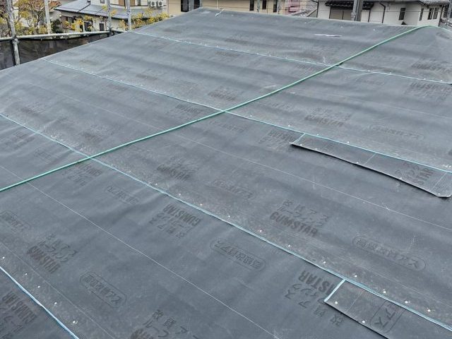 明石市のカバー工事における防水シート敷設